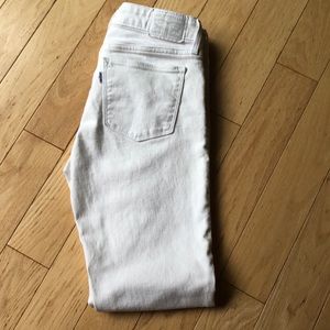Women’s Levi’s 711 Skinny jeans; size 27